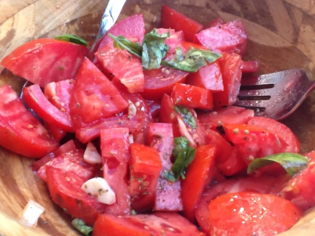 tomato salad:garlic closeup